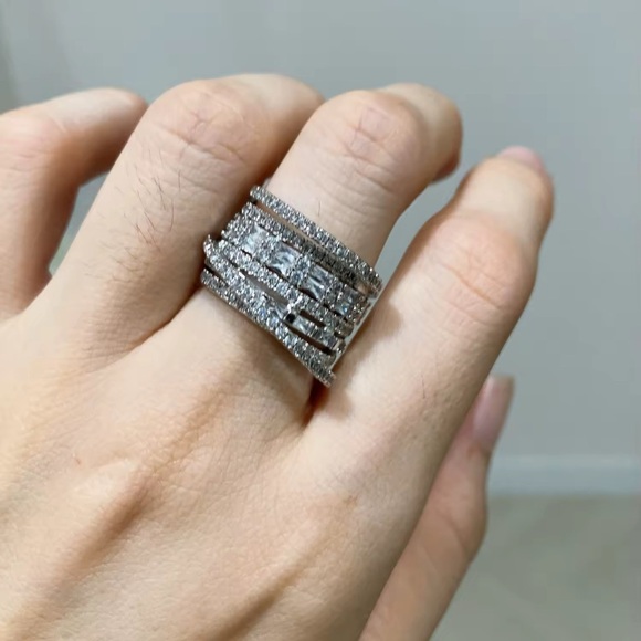 Elegant Zirconia Diamond Crystal Band Silver Ring - Picture 6 of 16